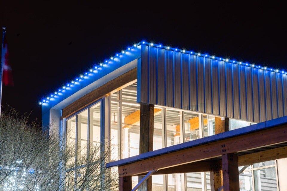 Commercial facade holiday lighting